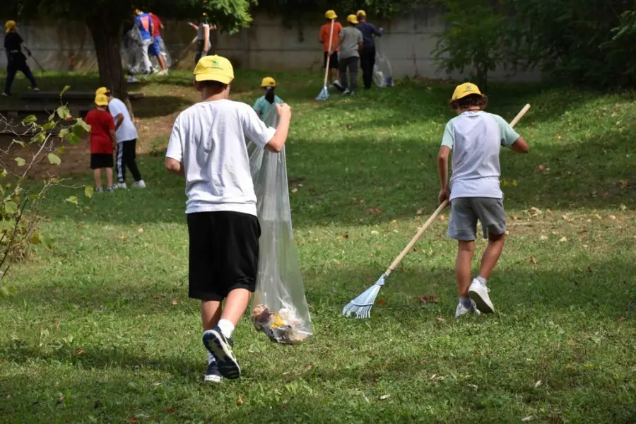 Pesaro, studenti ripuliscono il Campus dopo i bivacchi dei cento giorni