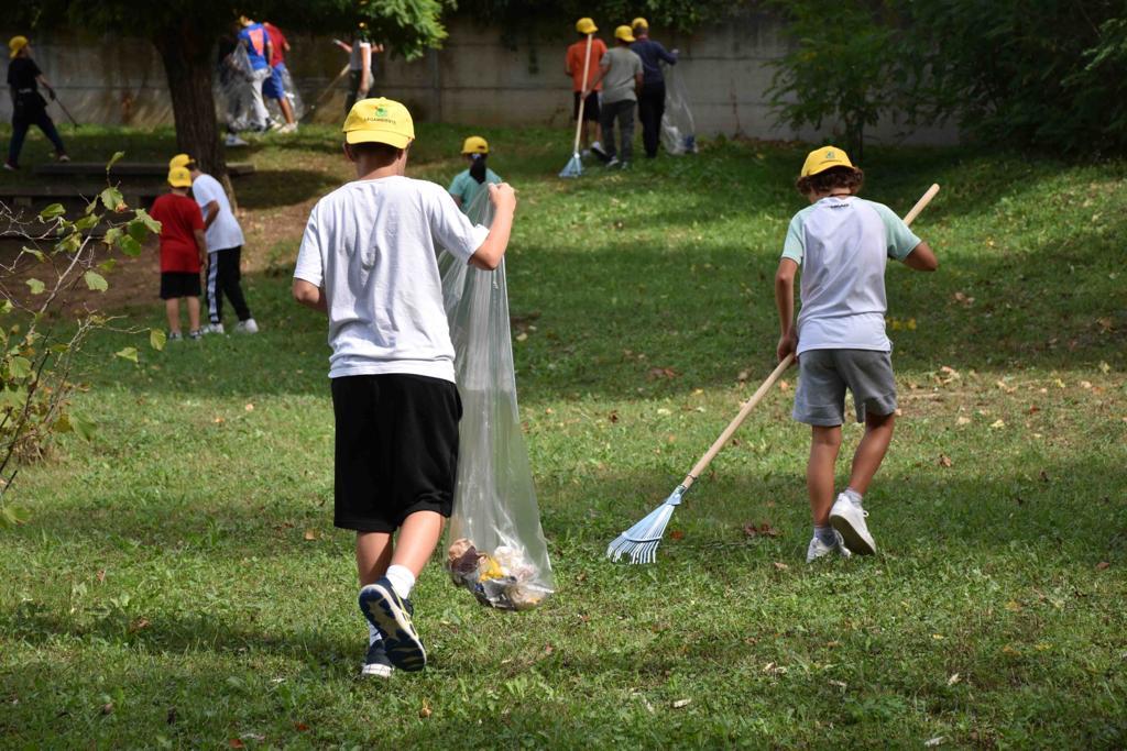 Pesaro, studenti ripuliscono il Campus dopo i bivacchi dei cento giorni
