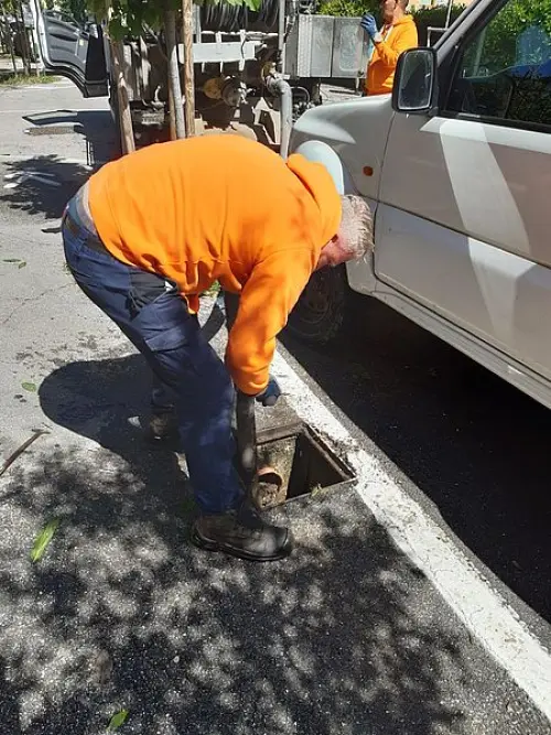 Pesaro, pulizia caditoie: calendario e modifiche alla sosta