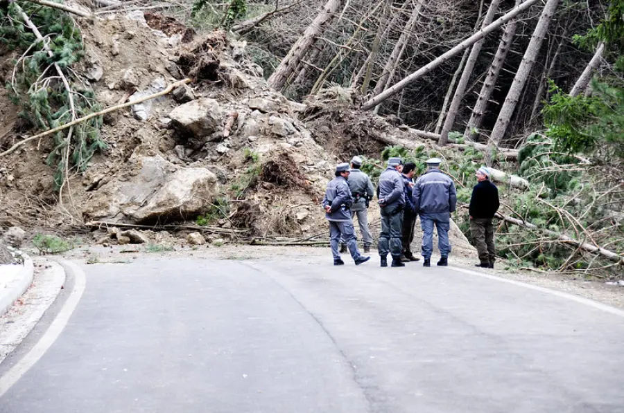 Frana a Baratoff, chiusa strada dell’Angelo Custode per lavori di ripristino